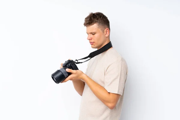 Mladý Pohledný Muž Přes Izolované Bílé Pozadí Profesionální Kamerou — Stock fotografie