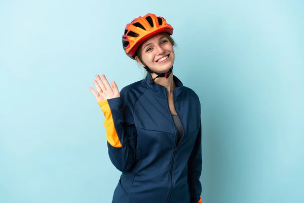 배경에 고립되어 표정으로 손짓하는 자전거타는 — 스톡 사진