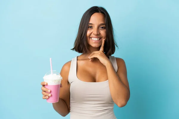 Mujer Joven Con Batido Fresa Aislada Sobre Fondo Azul Sonriendo —  Fotos de Stock