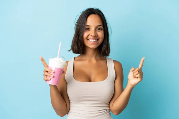 Mujer Joven Con Batido Fresa Aislado Sobre Fondo Azul Señalando —  Fotos de Stock