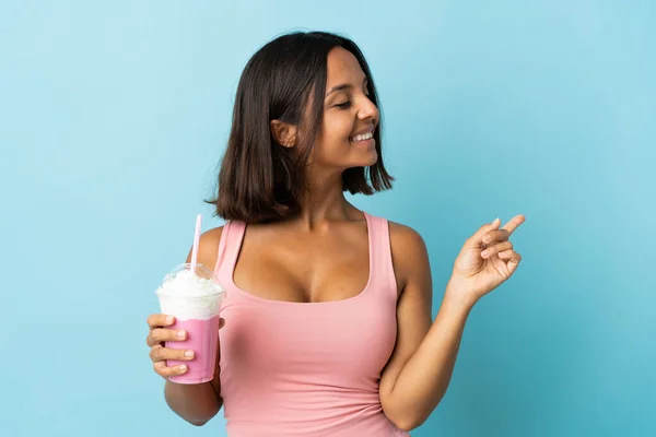 Mujer Joven Con Batido Fresa Aislado Sobre Fondo Azul Con —  Fotos de Stock