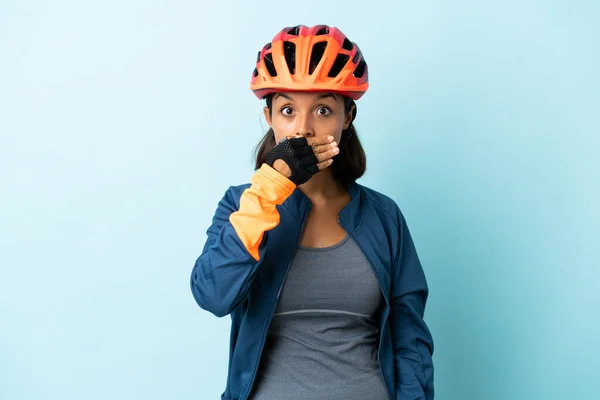 Jonge Fietser Vrouw Geïsoleerd Blauwe Achtergrond Bedekken Mond Met Hand — Stockfoto