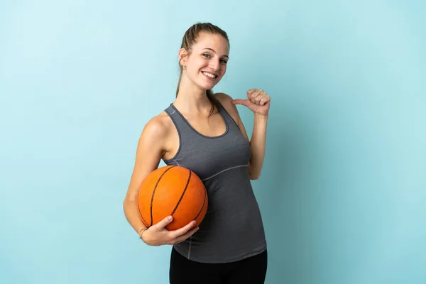 Jonge Vrouw Basketbal Geïsoleerd Blauwe Achtergrond Trots Zelfvoldaan — Stockfoto