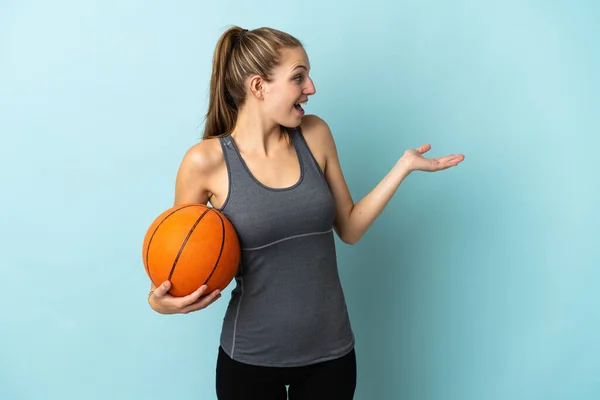 Giovane Donna Che Gioca Basket Isolato Sfondo Blu Con Espressione — Foto Stock