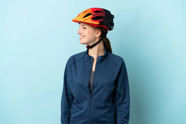 Jeune Cycliste Femme Isolée Sur Fond Bleu Regardant Côté — Photo