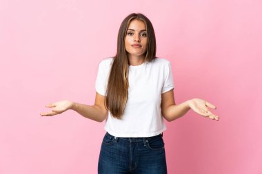 Genç Uruguaylı kadın pembe arka planda izole edilmiş şüpheleri var.
