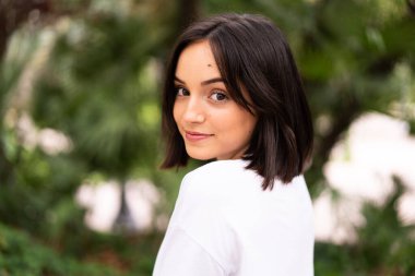 Açık havada beyaz bir kadın.