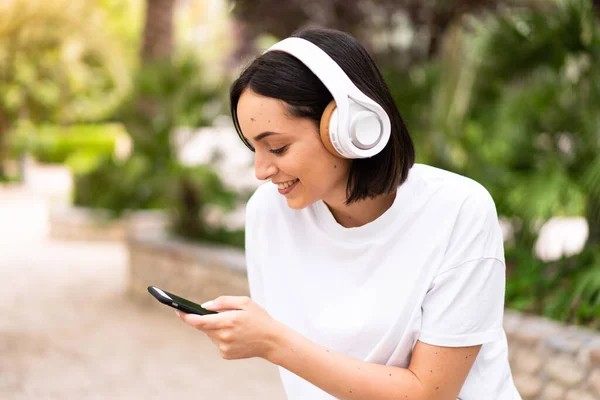 Jovem Mulher Ouvindo Música Livre — Fotografia de Stock