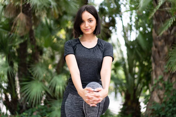 Joven Deporte Caucásico Mujer Estirándose Aire Libre Parque — Foto de Stock