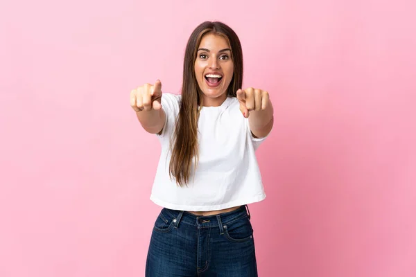 Mujer Uruguaya Joven Aislada Sobre Fondo Rosa Sorprendida Apuntando Frente —  Fotos de Stock