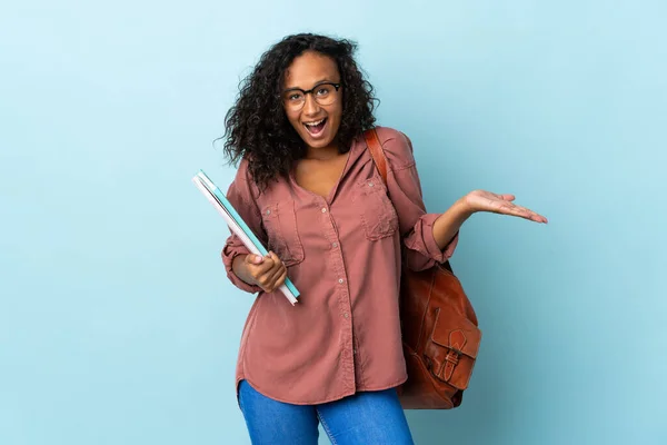 Adolescente Estudiante Chica Aislado Fondo Azul Con Expresión Facial Impactada —  Fotos de Stock