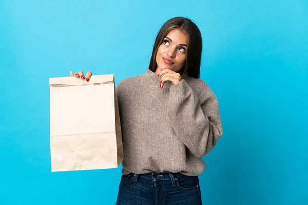 Frau Nimmt Eine Tüte Mit Lebensmitteln Zum Mitnehmen Isoliert Auf — Stockfoto