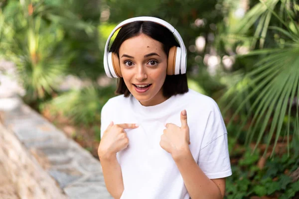 Mujer Joven Caucásica Con Auriculares Aire Libre Con Expresión Facial —  Fotos de Stock