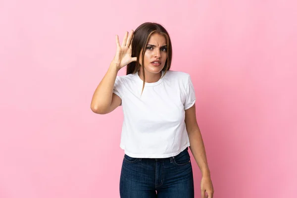 Mujer Uruguaya Joven Aislada Sobre Fondo Rosa Escuchando Algo Poniendo —  Fotos de Stock