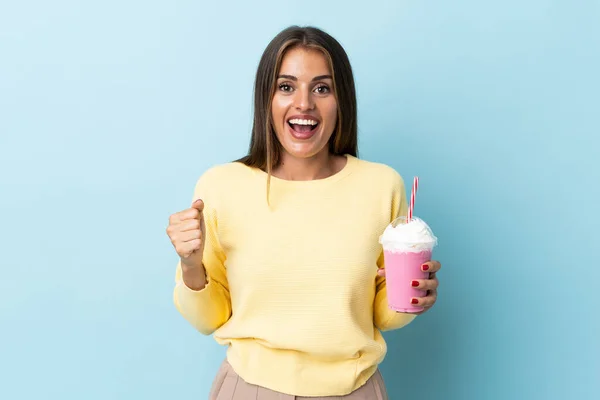 Joven Uruguaya Con Batido Fresa Aislada Sobre Fondo Azul Celebrando —  Fotos de Stock