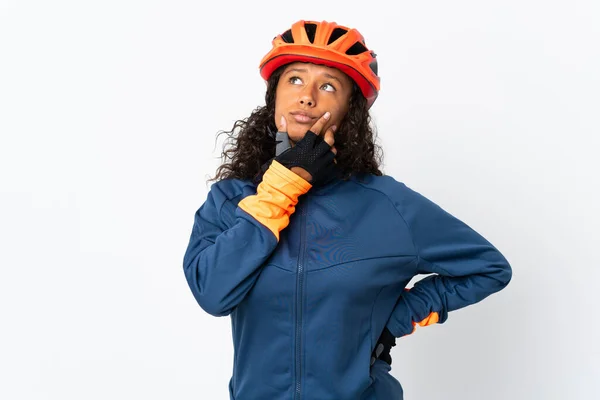 Teenager Cyklistka Žena Izolované Bílém Pozadí Pochybnostmi — Stock fotografie