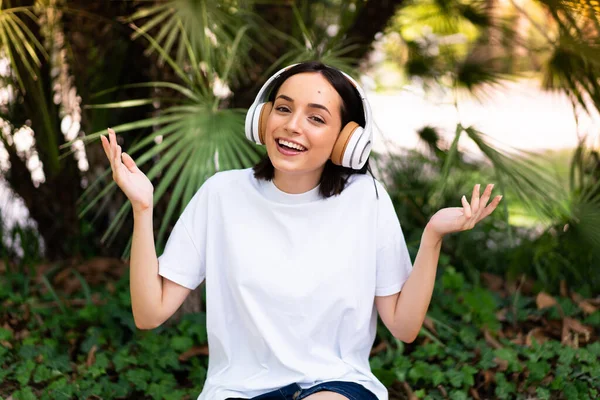 Joven Mujer Caucásica Con Auriculares Aire Libre Sonriendo Mucho —  Fotos de Stock