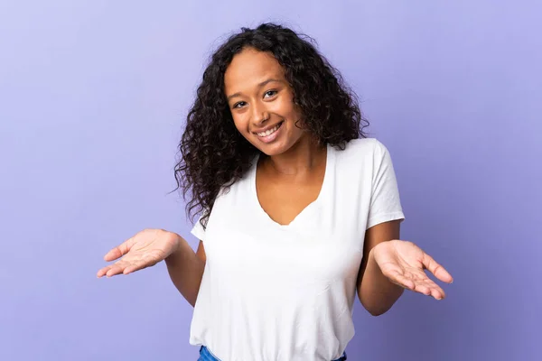 Tiener Cubaanse Meisje Geïsoleerd Paarse Achtergrond Gelukkig Glimlachen — Stockfoto