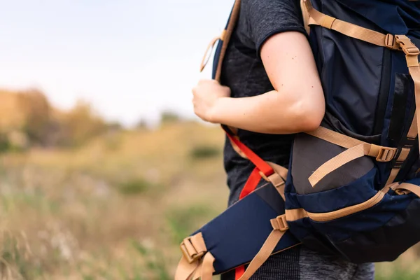 Young Mountaineer Girl Big Backpack Outdoors — Stock Photo, Image