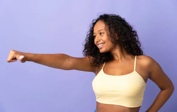 Teenager Kubanisches Mädchen Isoliert Auf Lila Hintergrund Gibt Einen Daumen — Stockfoto