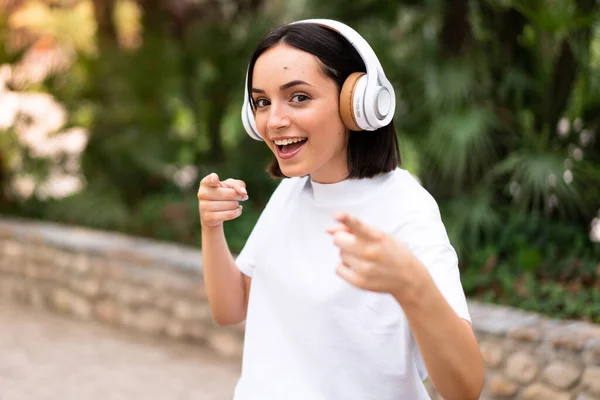 Mujer Joven Escuchando Música Aire Libre —  Fotos de Stock