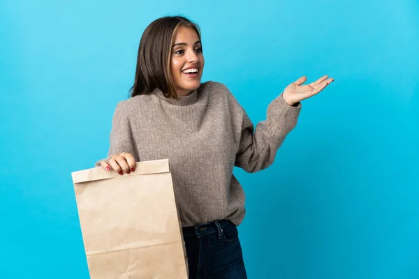 Frau Nimmt Eine Tüte Mit Lebensmitteln Zum Mitnehmen Isoliert Auf — Stockfoto