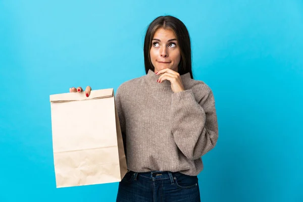 Frau Nimmt Eine Tüte Mit Lebensmitteln Zum Mitnehmen Isoliert Auf — Stockfoto