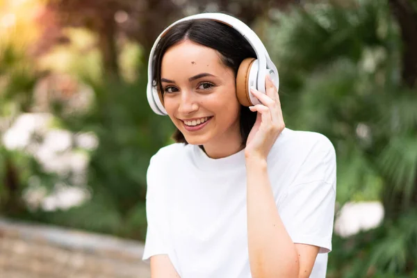 Jovem Mulher Ouvindo Música Livre — Fotografia de Stock