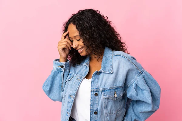 Adolescente Chica Cubana Aislada Sobre Fondo Rosa Riendo —  Fotos de Stock