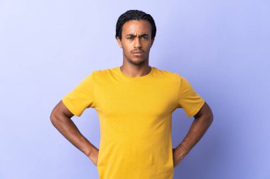 Örgülü genç Afrikalı Amerikalı adam mor arka planda izole edilmiş kızgın.