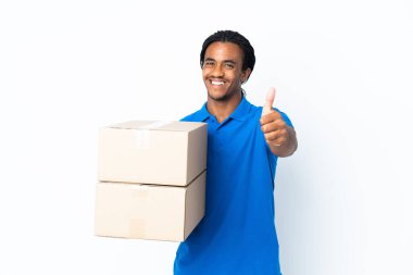 Beyaz arka planda örülü afro-amerikan bir adam var. Başparmakları havada. Çünkü iyi bir şey oldu.