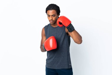 Saçları mor arka planda boks eldivenli genç Afrikalı Amerikalı bir adam.