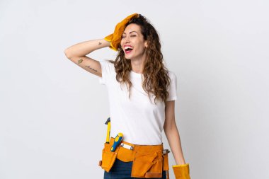 Genç elektrikçi beyaz arka planda izole edilmiş, çok gülümsüyor.