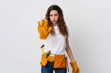 Genç elektrikçi beyaz arka planda izole edildi.