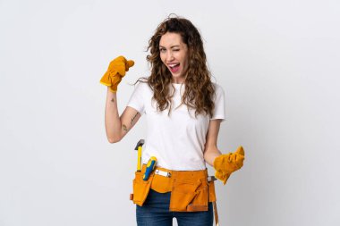 Genç elektrikçi beyaz arka planda izole edilmiş zaferi kutluyor.