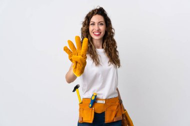 Genç elektrikçi beyaz arka planda izole edilmiş mutlu ve parmakları olan dört kişi sayıyor.