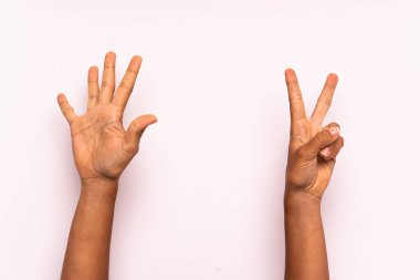 Eller renk arkaplanına karşı 