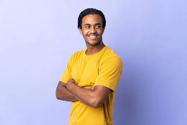 Giovane Uomo Afroamericano Con Trecce Uomo Isolato Sfondo Viola Con — Foto Stock
