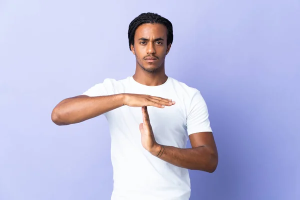 Joven Hombre Afroamericano Con Trenzas Hombre Aislado Sobre Fondo Púrpura — Foto de Stock