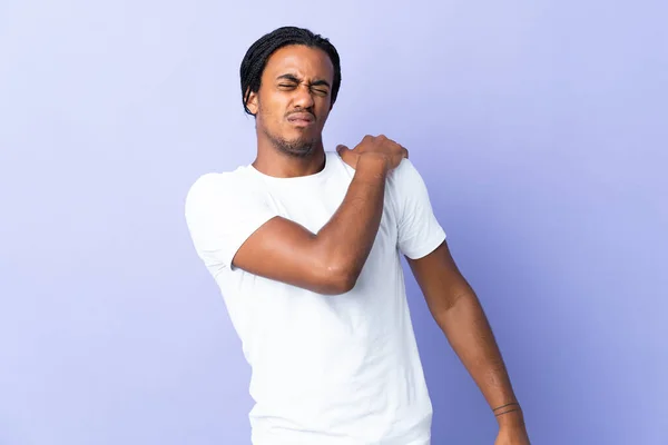 Giovane Uomo Afroamericano Con Trecce Uomo Isolato Sfondo Viola Che — Foto Stock