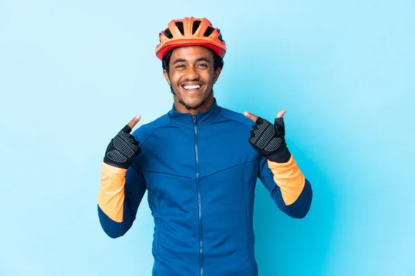 Joven Ciclista Con Trenzas Sobre Fondo Aislado Dando Gesto Pulgar — Foto de Stock