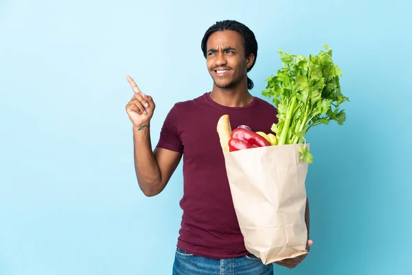 Uomo Afroamericano Possesso Sacchetto Della Spesa Isolato Sfondo Blu Che — Foto Stock