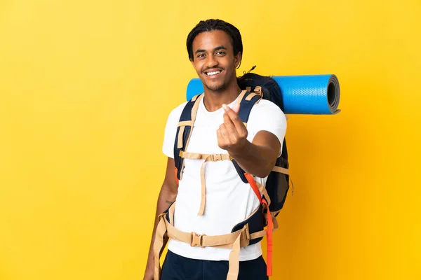 Ung Bergsklättrare Man Med Flätor Med Stor Ryggsäck Isolerad Gul — Stockfoto