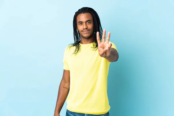 Beyaz Arka Planda Örgü Ören Afrikalı Amerikalı Adam Mutlu Parmaklarıyla — Stok fotoğraf