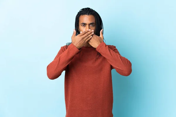Доставка Афроамериканської Людини Плечима Ізольовані Білому Фоні Закриваючи Рот Руками — стокове фото