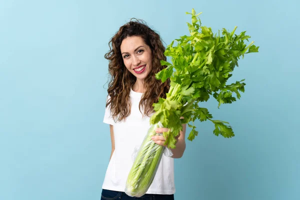 Mladá Žena Drží Celer Izolované Modrém Pozadí Veselým Výrazem — Stock fotografie