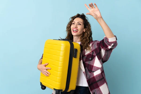 Mulher Caucasiana Jovem Isolado Fundo Azul Férias Com Mala Viagem — Fotografia de Stock