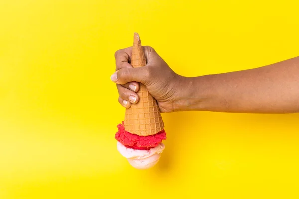 Helado Mano Sobre Fondo Amarillo —  Fotos de Stock