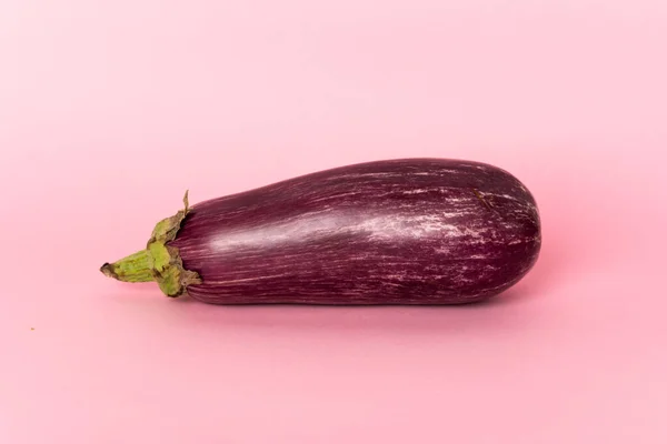 Renk Arka Planına Karşı Patlıcan — Stok fotoğraf