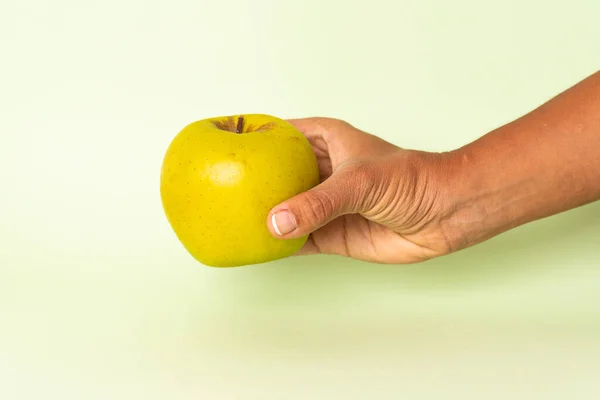 Appel Hand Tegen Kleur Achtergrond — Stockfoto